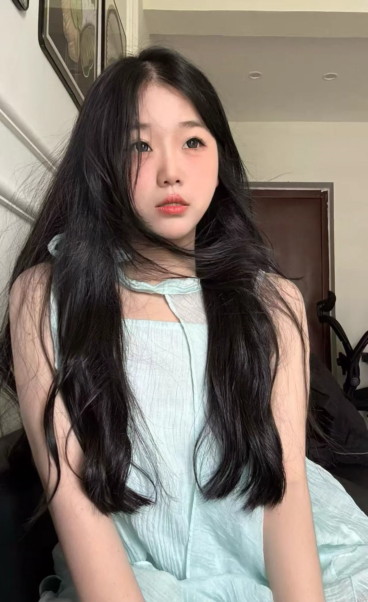 牧鲸主播人物照片:浅绿色服装造型